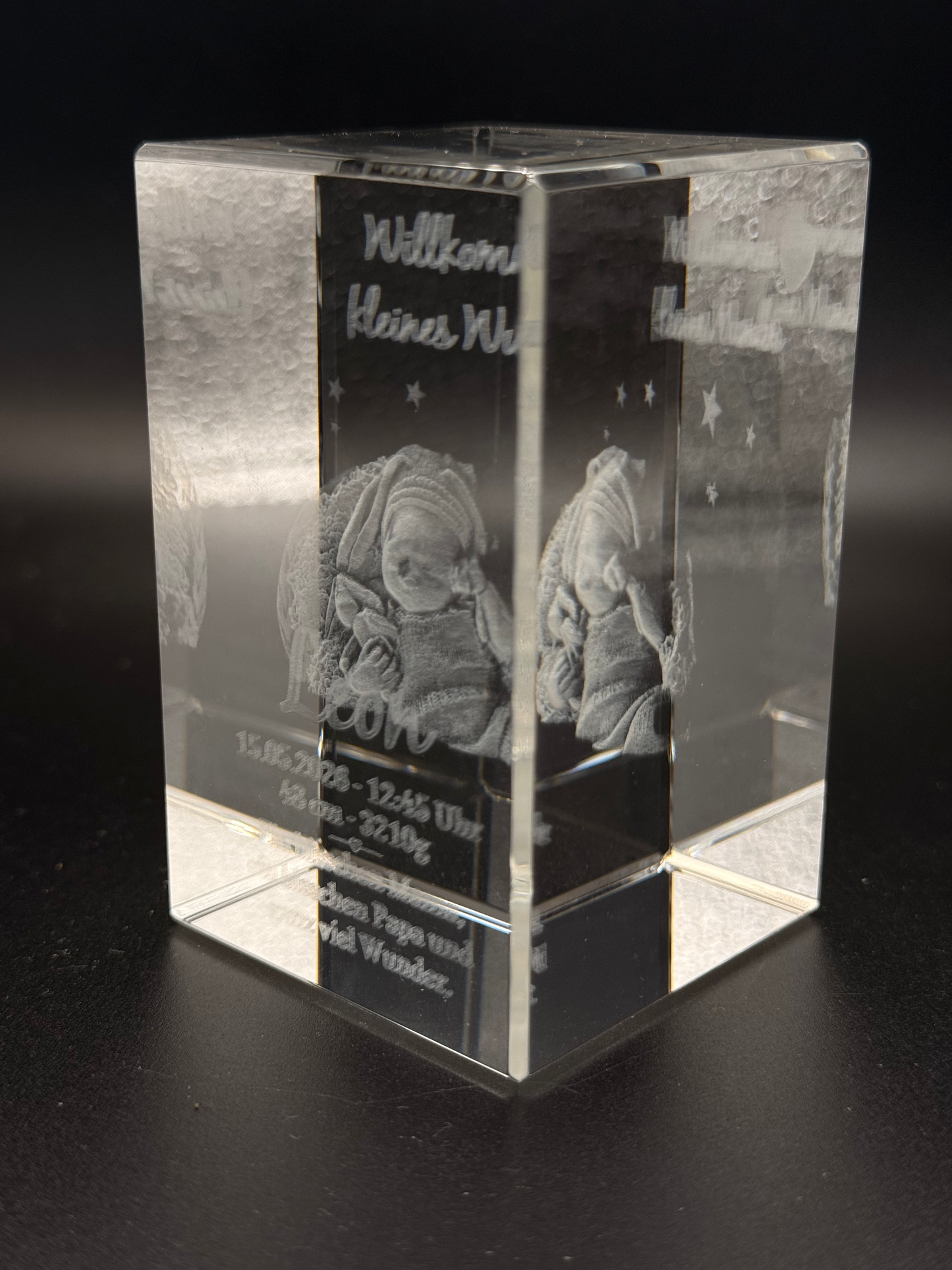 Kristall 3D Gravur Baby personalisiert mit Foto, Name und Geburtsdatum von rechts vorne ohne Sockel