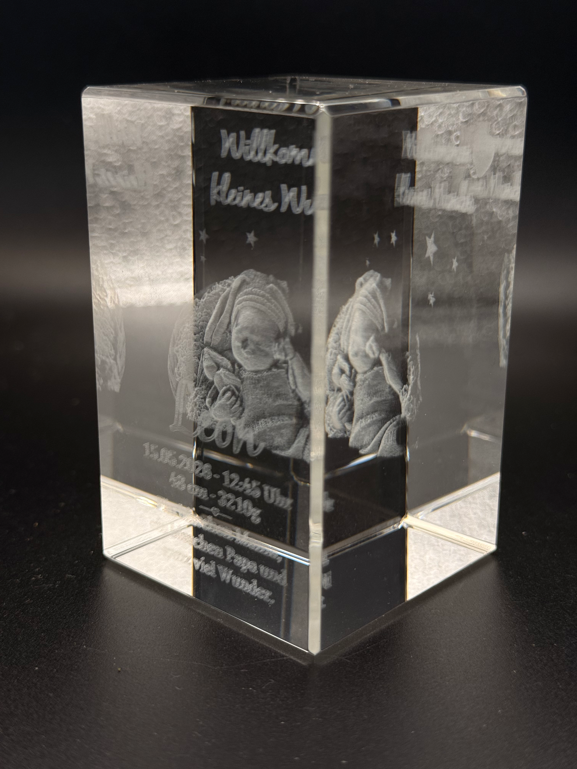 Kristall 3D Gravur Baby personalisiert mit Foto, Name und Geburtsdatum von rechts vorne ohne Sockel