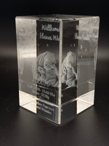 Kristall 3D Gravur Baby personalisiert mit Foto, Name und Geburtsdatum von rechts vorne ohne Sockel