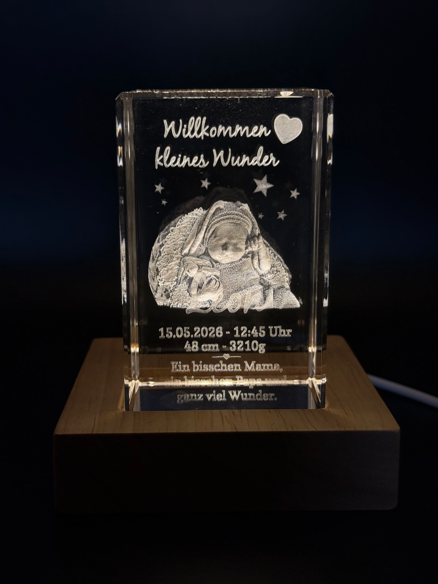 Kristall 3D Gravur Baby personalisiert mit Foto, Name und Geburtsdatum auf LED-Holzsockel von vorne