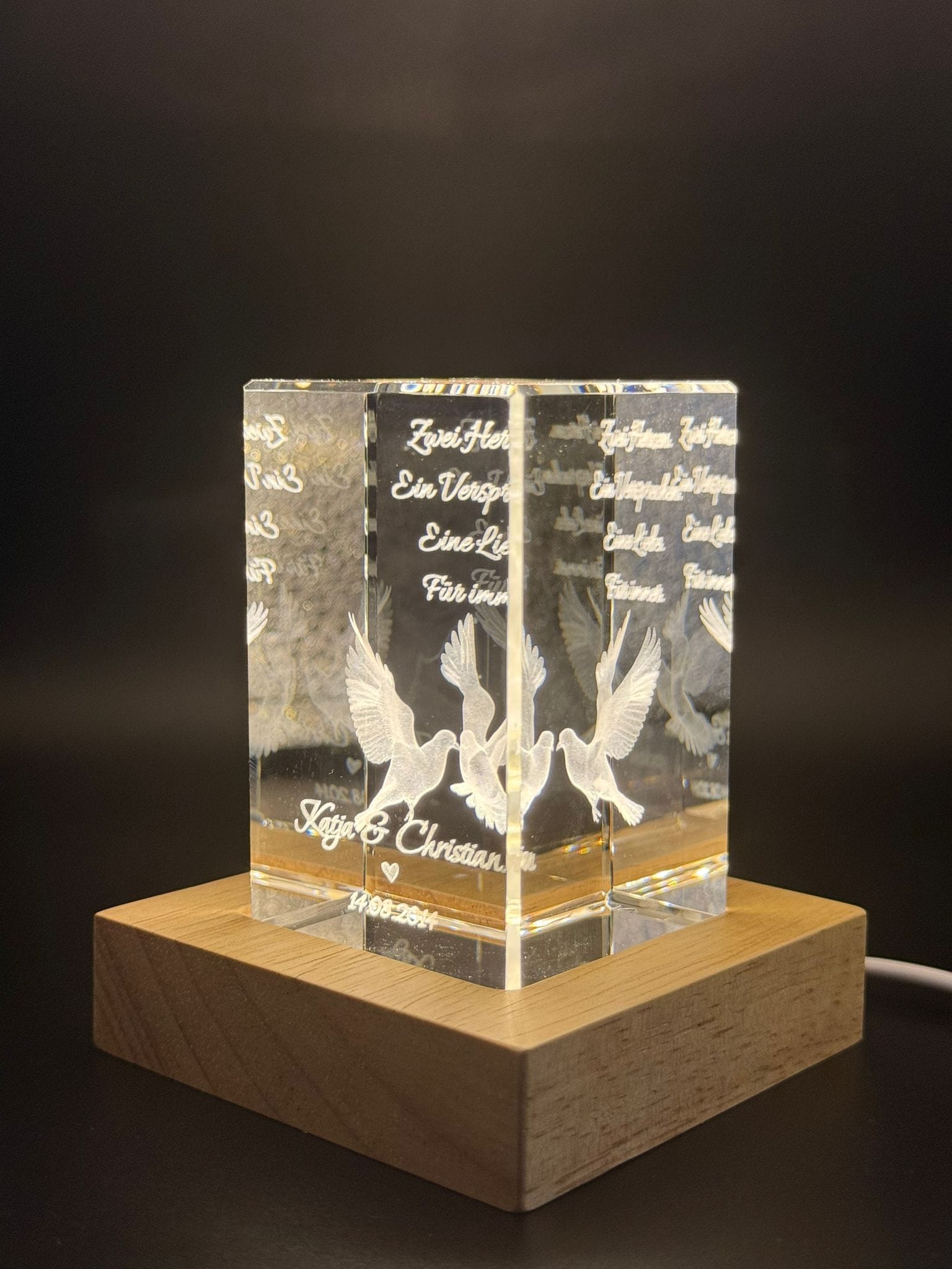 Kristall Rrechteck (K9) mit personalisierter 3D Gravur und LED Holzsockel von rechts vorne