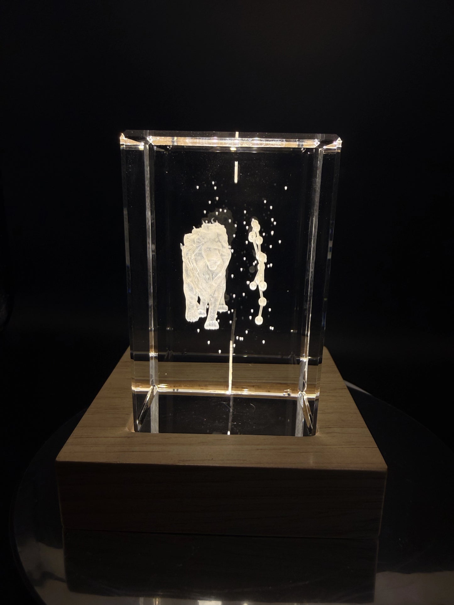 3D Kristall Sternzeichen Löwe mit LED-Holzsockel – Seitenansicht links
