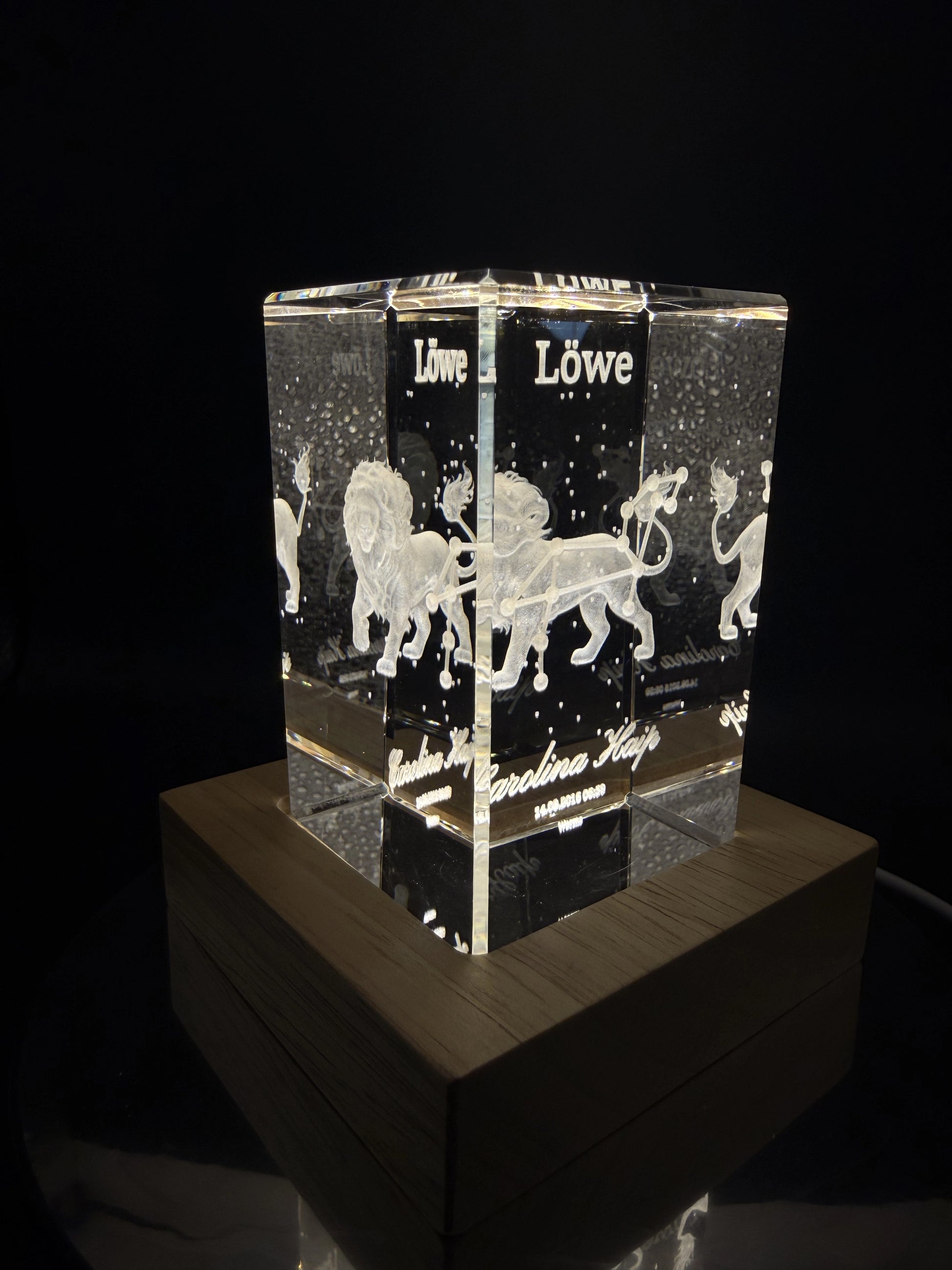 3D Kristall Sternzeichen Löwe mit LED-Holzsockel – Schrägansicht links