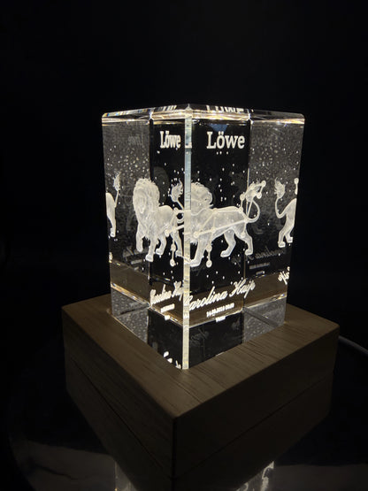3D Kristall Sternzeichen Löwe mit LED-Holzsockel – Schrägansicht links