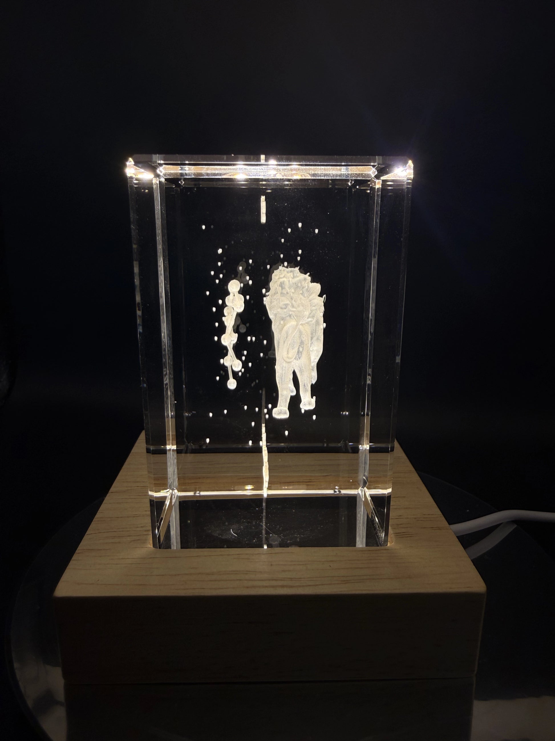 3D Kristall Sternzeichen Löwe mit LED-Holzsockel – Seitenansicht rechts