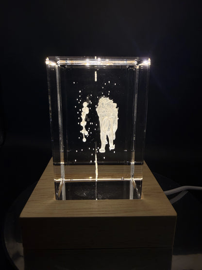 3D Kristall Sternzeichen Löwe mit LED-Holzsockel – Seitenansicht rechts