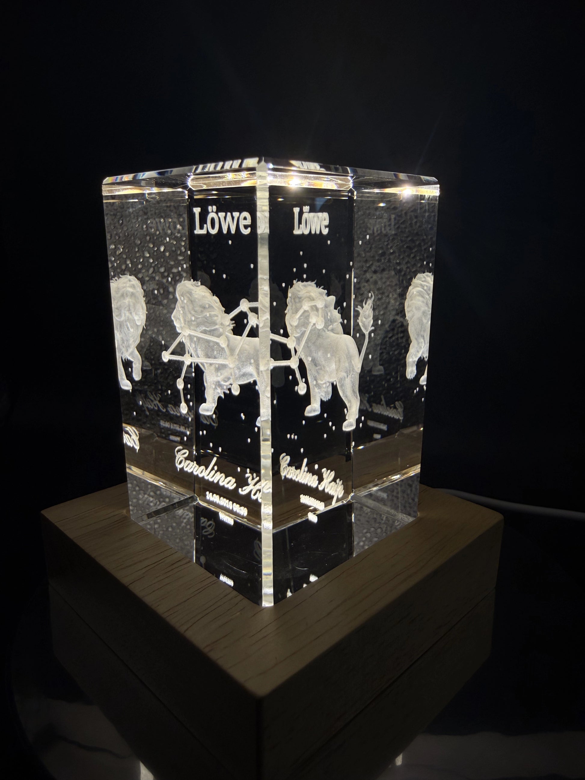 3D Kristall Sternzeichen Löwe mit LED-Holzsockel – Schrägansicht rechts