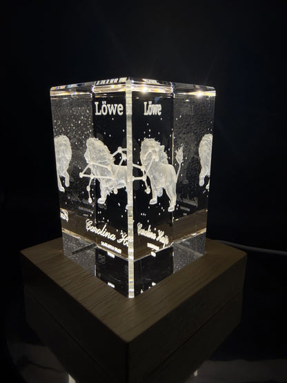 3D Kristall Sternzeichen Löwe mit LED-Holzsockel – Schrägansicht rechts
