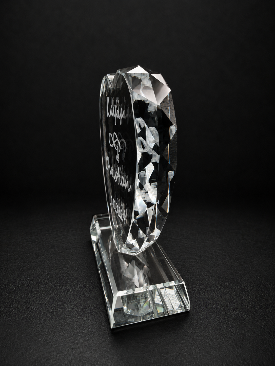 Kristallherz mit 3D-Gravur im Glas – Namen und Datum mit Infinity-Zeichen, Seitenansicht rechts