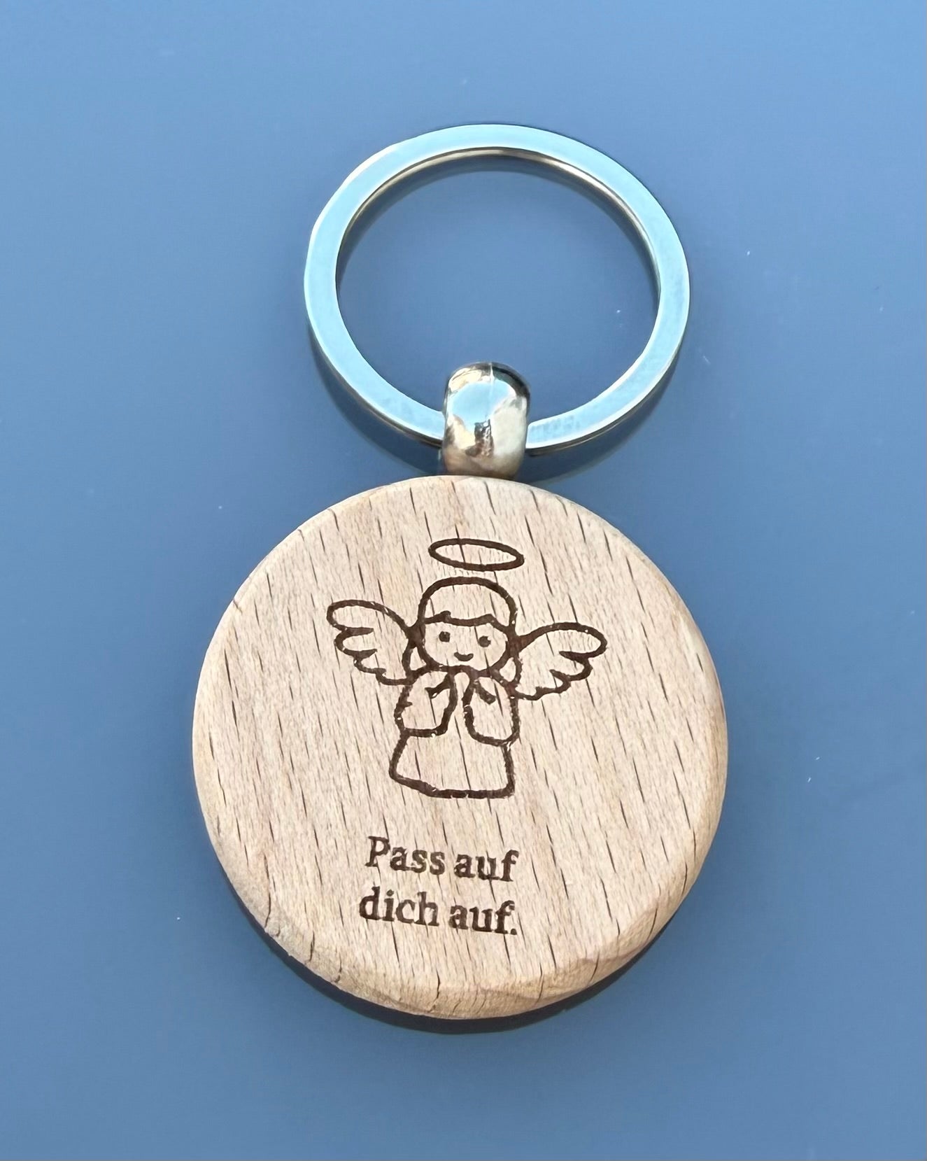 Kundenfoto: gravierter Schutzengel auf Holz - Rückseite gravierter Name