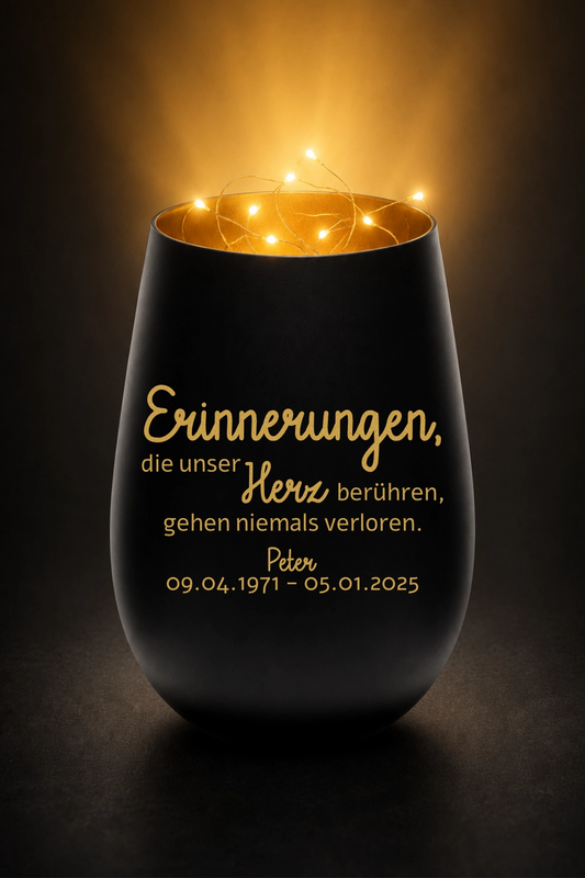 Stölzle Trauerlicht, Gedenklicht, Erinnerungslicht mit personalisierter Gravur - Erinnerungen, die unser Herz berühren, gehen niemals verloren. Mit Beleuchtung