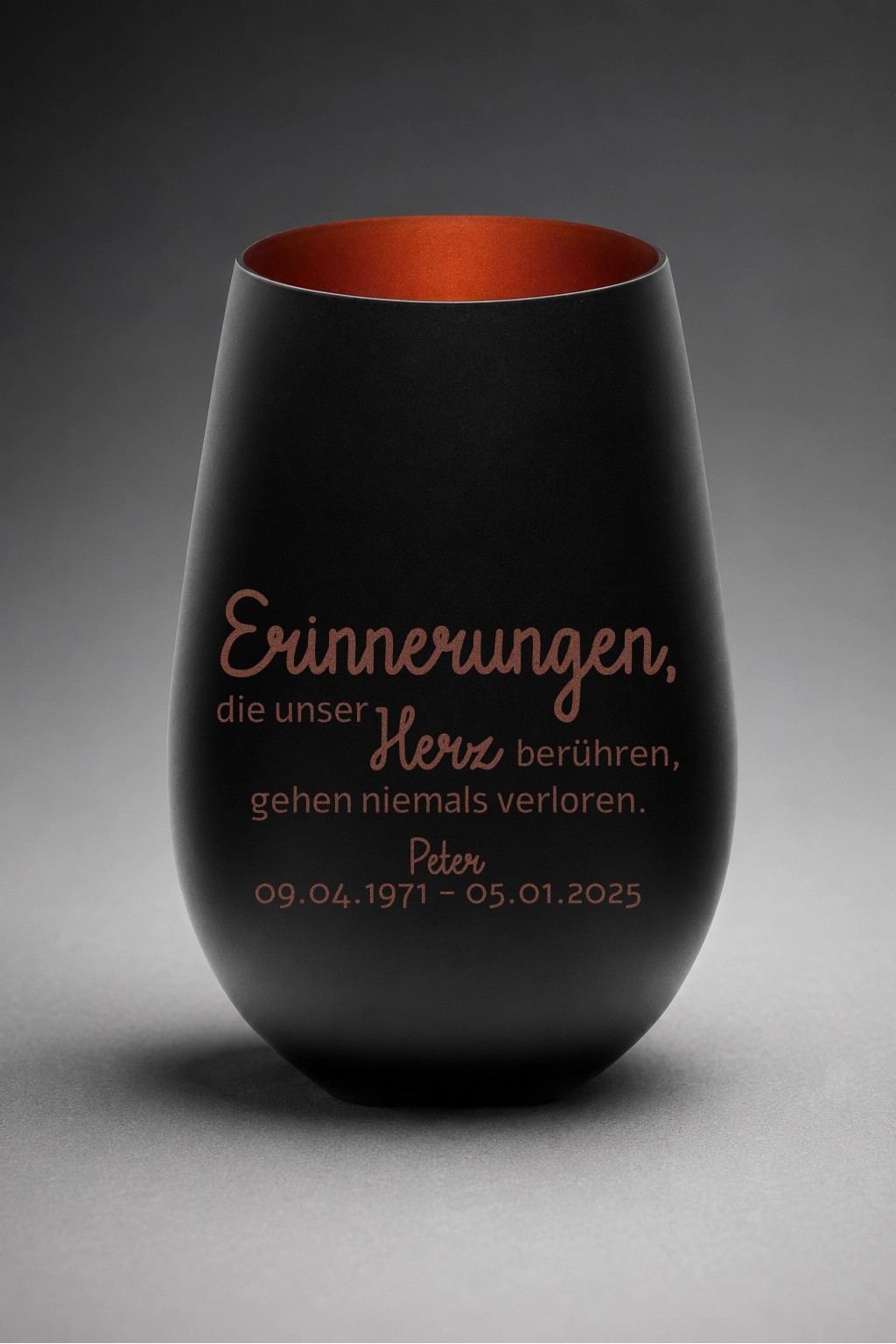 Stölzle Trauerlicht, Gedenklicht, Erinnerungslicht mit personalisierter Gravur - Erinnerungen, die unser Herz berühren, gehen niemals verloren.