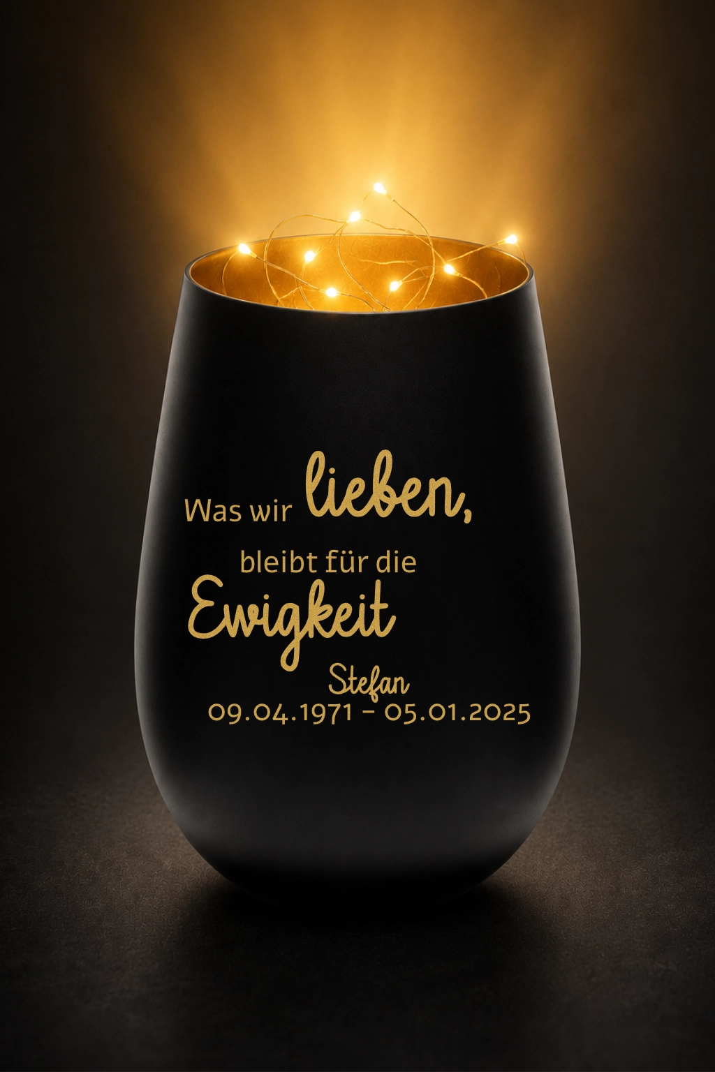Stölzle Trauerlicht, Gedenklicht, Erinnerungslicht mit personalisierter Gravur - Was wir lieben, bleibt für die Ewigkeit. Mit Beleuchtung
