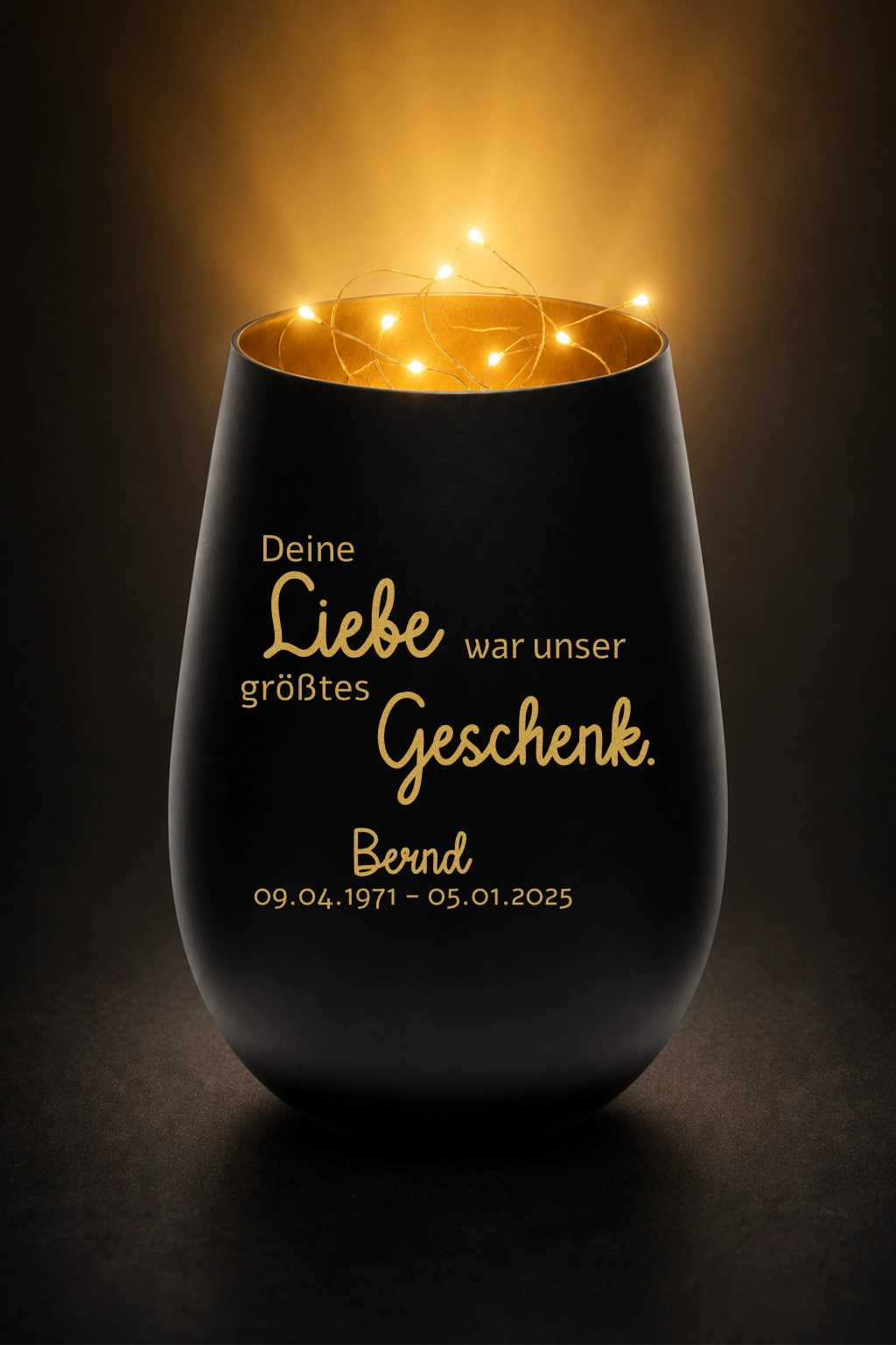 Stölzle Trauerlicht, Gedenklicht, Erinnerungslicht mit personalisierter Gravur - Deine Liebe war unser größtes Geschenk. Mit Beleuchtung