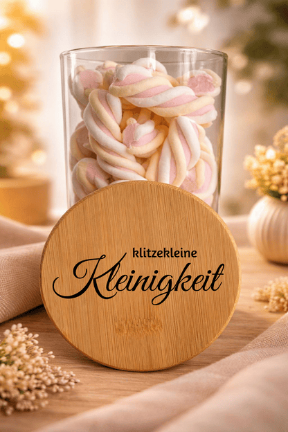 Geschenkglas „Klitzekleine Kleinigkeit“ mit Bambusdeckel, transparentes Glas, ideal für kleine Geschenke oder Aufbewahrung.