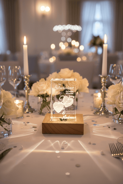Kristall auf Hochzeitstisch am Hochzeitstag mit personalisierter Gravur und LED Holzsockel