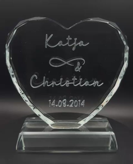 Video: Kristallherz mit 3D-Innengravur, personalisiert mit Namen und Datum
