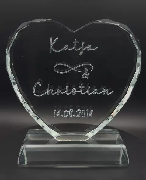 Video: Kristallherz mit 3D-Innengravur, personalisiert mit Namen und Datum