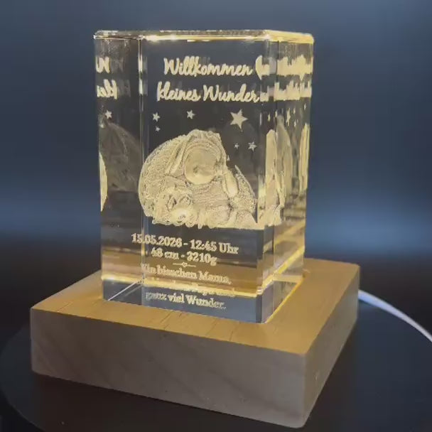 Video: Kristall 3D Gravur Baby personalisiert mit Foto und Name auf beleuchtetem LED-Holzsockel
