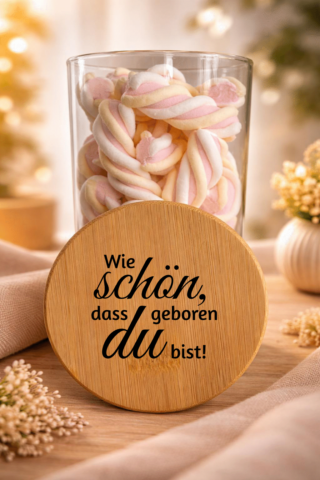 Geschenkglas von Ha1pe.de mit Bambusdeckel, bedruckt mit „Wie schön, dass du geboren bist“ für besondere Anlässe